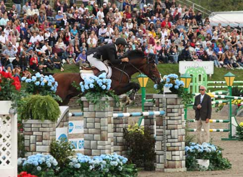 Duncan McFarlane and Mr. Whoopy jump before a packed house at HITS NY.