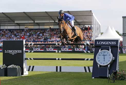 Doda and AD Rahmannshof's Bogeno clear the Longines veritcal jump.