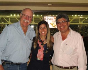 Marina Azevedo flanked by Leopoldo Palacios and Guilherme Jorge