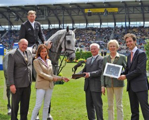 Beverly Widdowson receives an award with her horse Carlo 273.