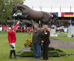 Hickstead rider and owner are joined by the artiist in unveiling a nearly life-sized bronze of the stallion Hickstead.