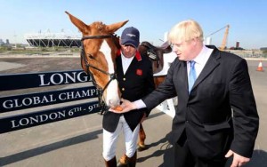 Nick Skelton's horse gets a treat from the mayor of London.